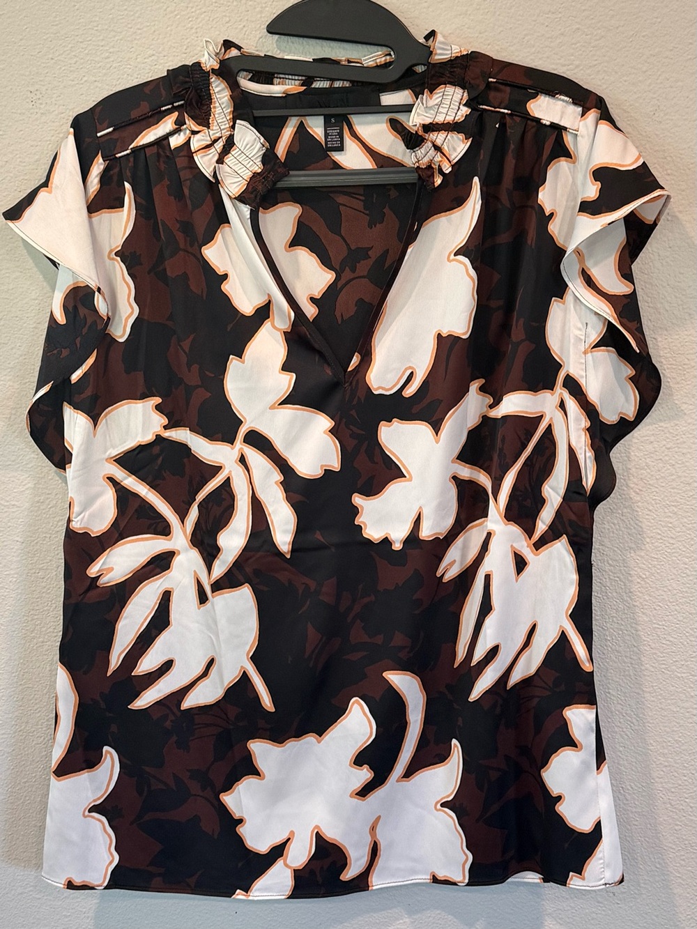 White House Black Market Blouse Women’s S Floral Ruffle Neck V Neck Flowy Chic